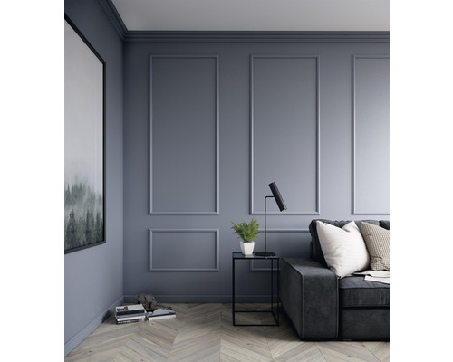 Salon avec lambris gris, canapé, lampe de table et parquet