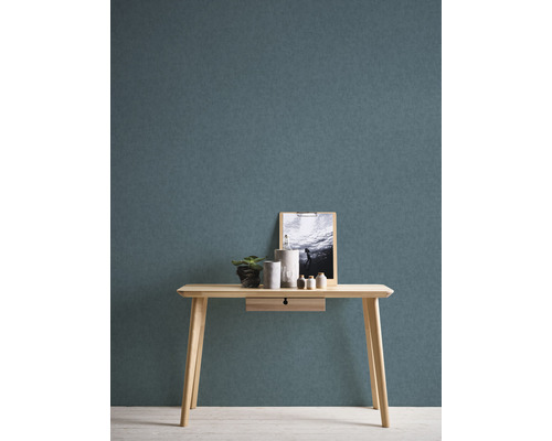 Helle Holzkonsole mit Dekoration und einem Bild vor einer strukturierten Wand