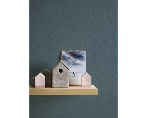 Dekorative Häuser, eine Holzablage und ein Bild auf einem Klemmbrett