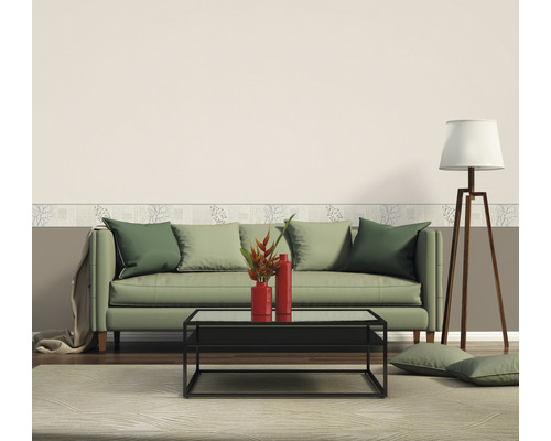 Wohnzimmer mit Sofa, Couchtisch und Stehlampe