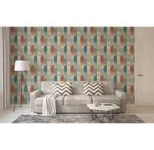 Salon avec papier peint à motifs, canapé et lampadaire
