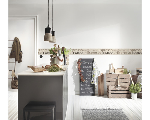 Helle Küche mit Kücheninsel, Dekoration und Beleuchtung für eine gemütliche Atmosphäre