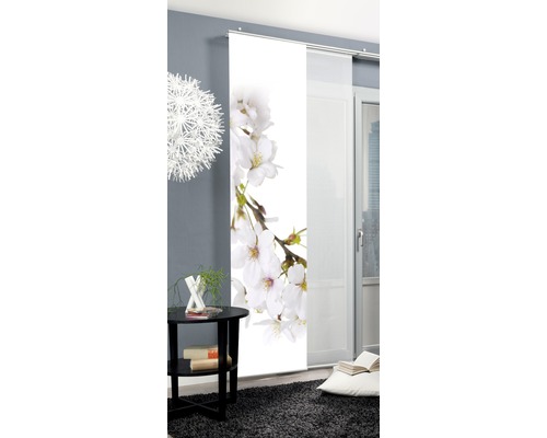 Panneau coulissant décoratif avec motif floral dans une pièce meublée moderne.