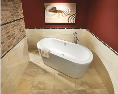 Salle de bains moderne avec baignoire îlot, carrelage et peinture murale