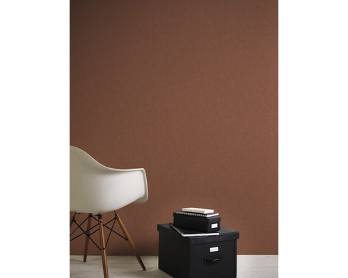 Pièce avec peinture murale, chaise et boîtes de rangement