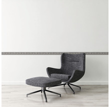 Intérieur avec bordure décorative et fauteuil avec repose-pieds