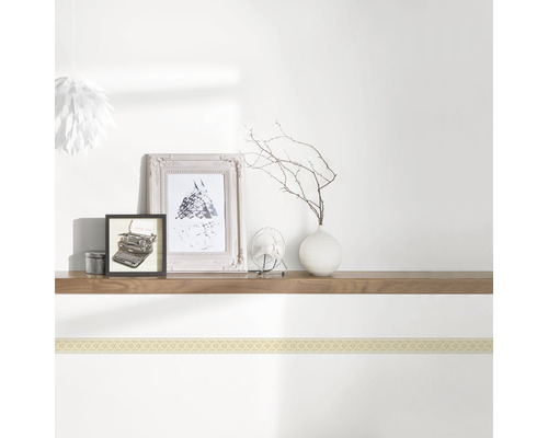 Dekorative Wandgestaltung mit Bordüre, Regalbrett und Wohnaccessoires