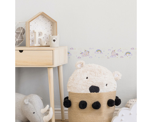 Chambre d''enfant avec bordure licorne, commode en bois et jouets
