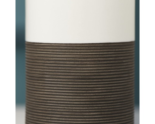 Nahaufnahme einer Vase mit horizontal gerilltem Design