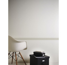 Ambiance de pièce avec chaise, bordure murale et boîtes de rangement