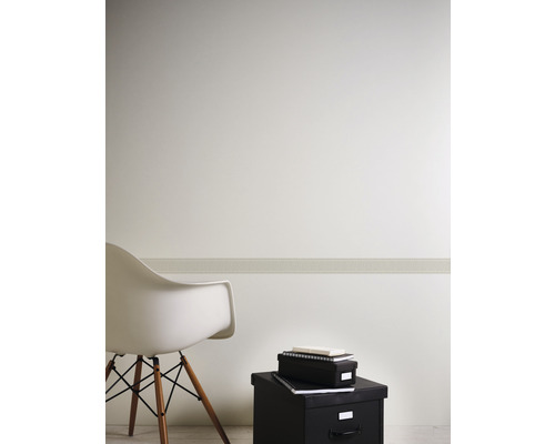 Raumszene mit Stuhl, Wandbordüre und Aufbewahrungsboxen