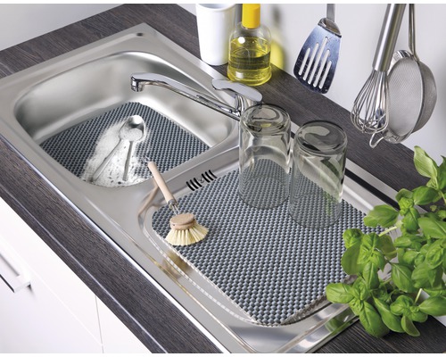 Spülbecken mit Abtropfmatte, Spülbürste und Gläsern