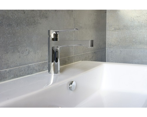 Image d''un robinet d''évier en métal sur un lavabo