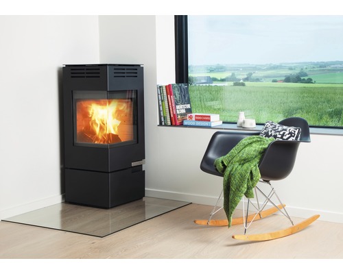 Kaminofen im Wohnzimmer mit Sessel und Fenster