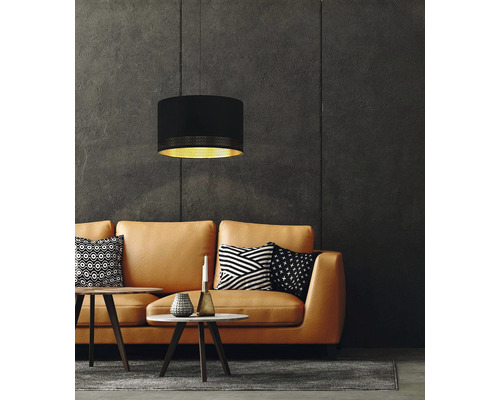 Wohnzimmer mit schwarzer Hängelampe über einem Sofa