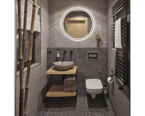 Modernes Badezimmer mit Steinfliesen, Waschtisch mit Natursteinwaschbecken, runder Spiegel mit Beleuchtung und Handtuchwärmer.