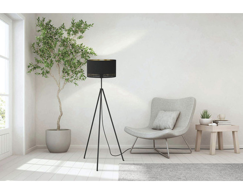 Wohnzimmer mit Stehlampe, Sessel und Zimmerpflanze für eine helle und freundliche Atmosphäre