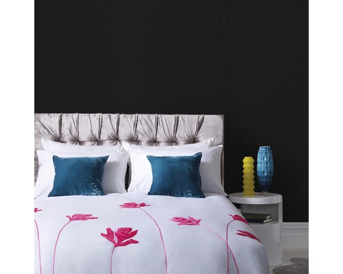 Chambre avec lit, tête de lit rembourrée, oreillers et housse de couette à motif floral