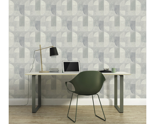 Büro mit geometrischer Tapete, Schreibtisch, Lampe und Stuhl