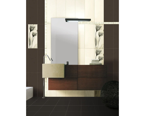 Salle de bains moderne avec lavabo, miroir et carreaux foncés