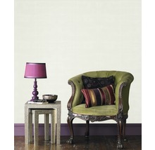 Photo d''intérieur d''un salon avec fauteuil, table et lampe