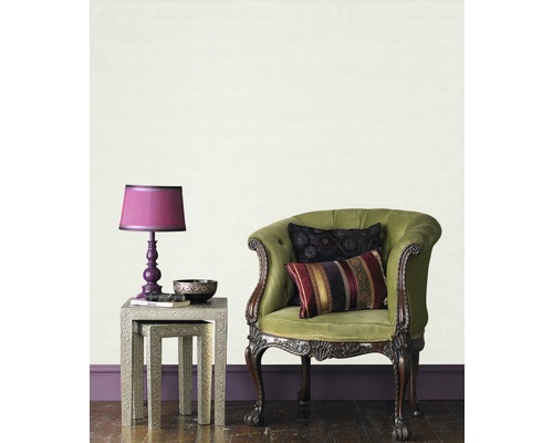 Photo d''intérieur d''un salon avec fauteuil, table et lampe