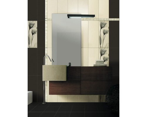 Modernes Badezimmer mit Waschbecken, Spiegel und dunklen Bodenfliesen