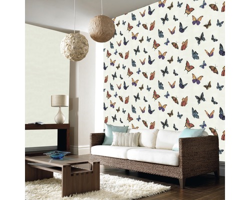 Salon avec papier peint à motifs de papillons, canapé et table d''appoint.