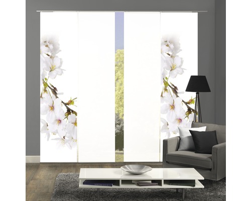 Pièce avec rideaux coulissants à motifs floraux, canapé, lampe et table