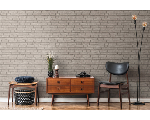 Intérieur avec papier peint aspect pierre, commode, chaise et lampadaire