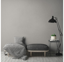 Salon avec fauteuil, tabouret, lampadaire et table d''appoint