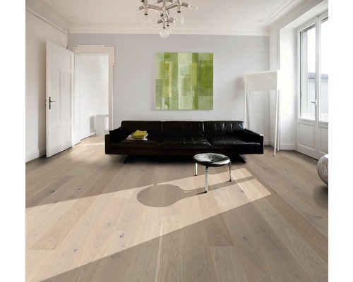 Heller Wohnraum mit Holzboden, Sofa und Dekorationen.