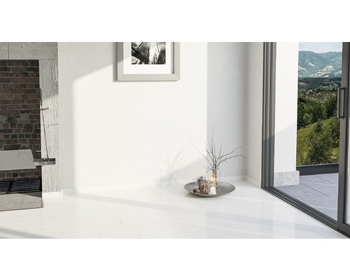 Pièce lumineuse avec carrelage blanc, maçonnerie et fenêtre donnant sur la nature