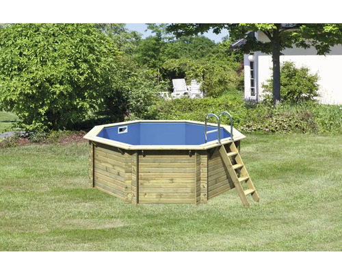 Achteckiger Holzpool mit Leiter im Garten