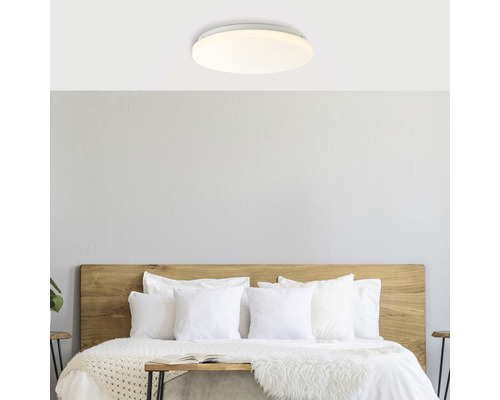 Plafonnier dans une chambre au-dessus d''un lit