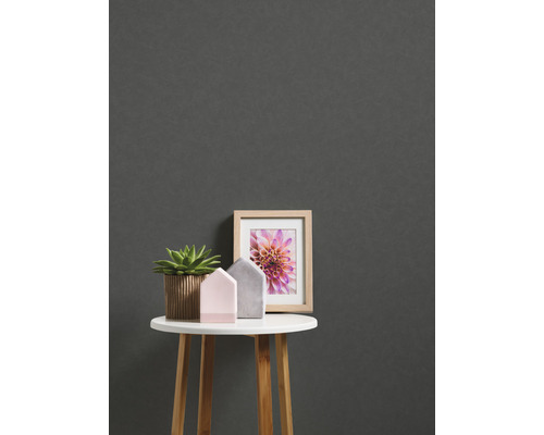 Décoration sur une table d''appoint devant un mur