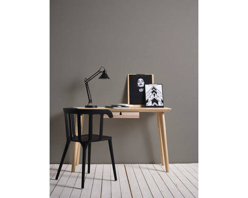 Bureau avec chaise, lampe et décoration pour un bureau