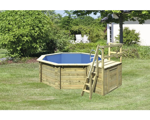 Achteckiger Holzpool mit Leiter im Garten