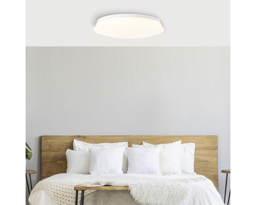 Flache Deckenleuchte montiert über Schlafzimmer mit Bett