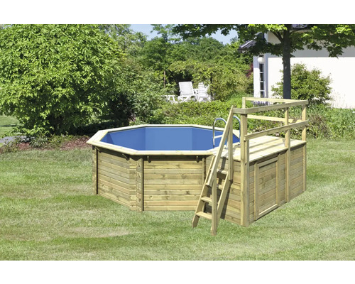 Piscine octogonale en bois avec échelle et plateforme dans le jardin.