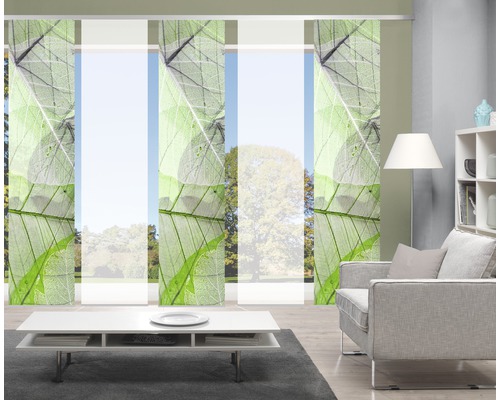 Salon avec rideaux coulissants à motif de feuilles