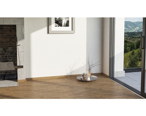 Heller Raum mit Holzboden, Dekoration und Blick ins Grüne