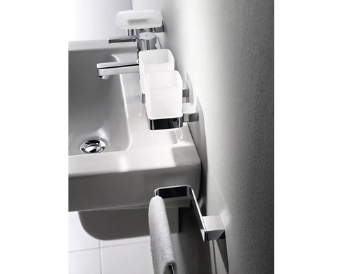 Lavabo avec robinet, porte-savon, gobelet à brosse à dents et porte-serviettes