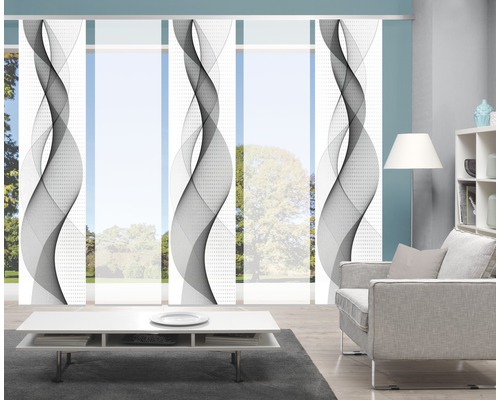 Schiebegardinen mit grafischem Muster im Wohnzimmer