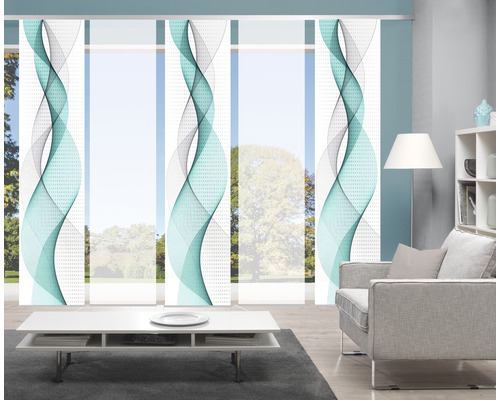 Wohnzimmer mit Schiebegardinen mit Wellenmuster vor einem Fenster