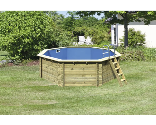 Piscine octogonale en bois avec échelle dans le jardin