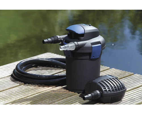 Système de filtration de bassin avec pompe et tuyau sur une plateforme en bois