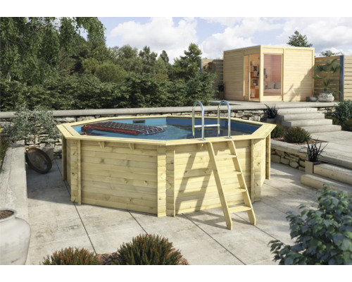 Piscine en bois avec échelle et bâche solaire dans le jardin