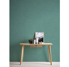 Table en bois avec décoration et photo devant un mur