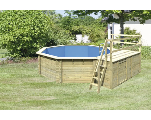 Piscine octogonale en bois avec échelle et plateforme dans le jardin